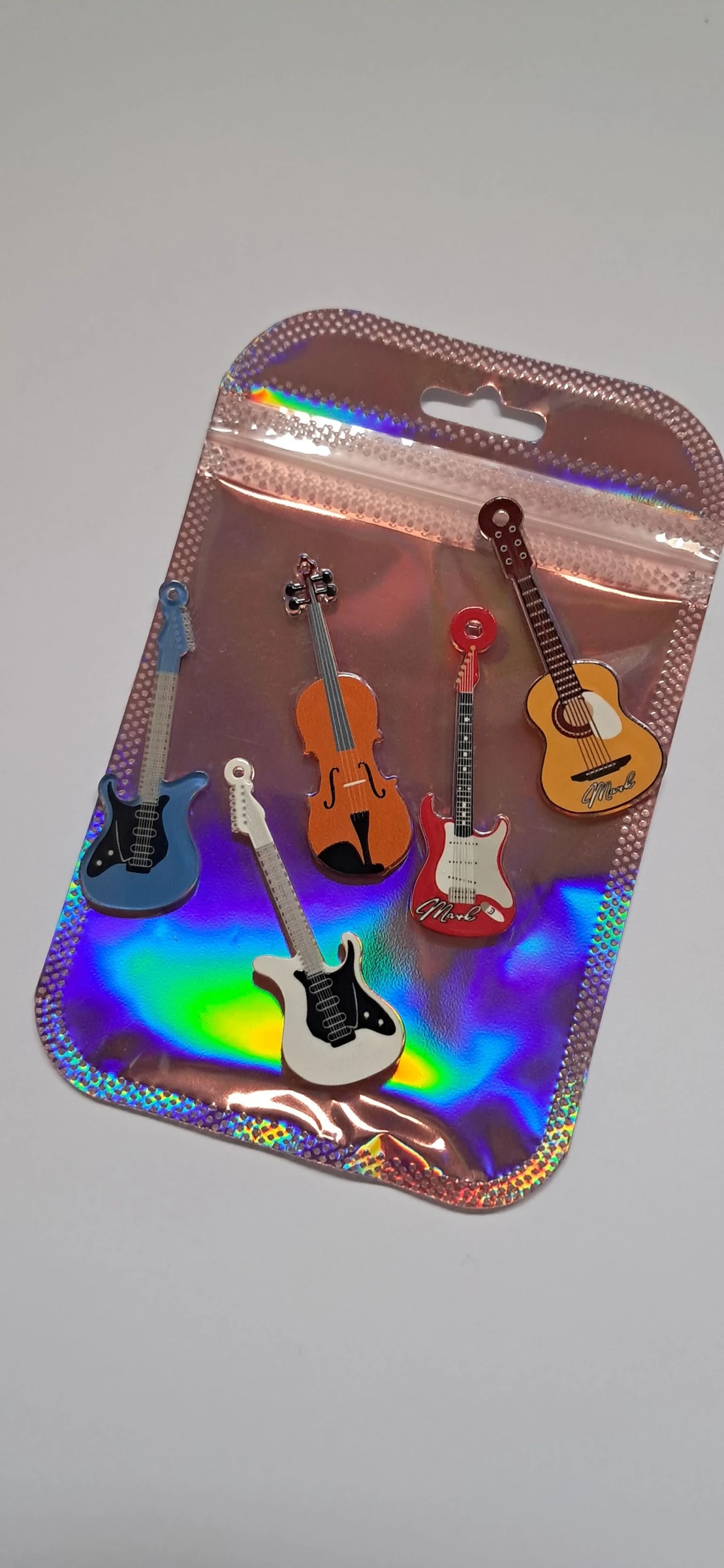 5 breloques acrylique guitares 